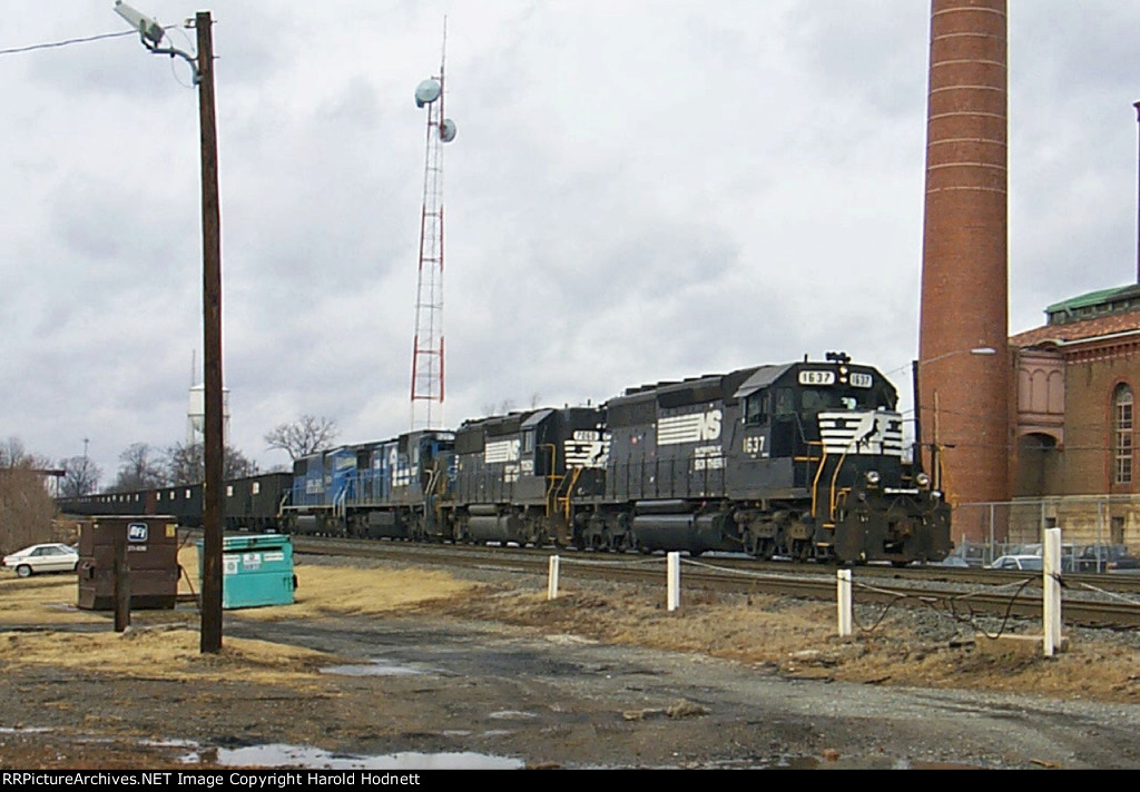 NS 1637 leads an empty coal train towards Elm